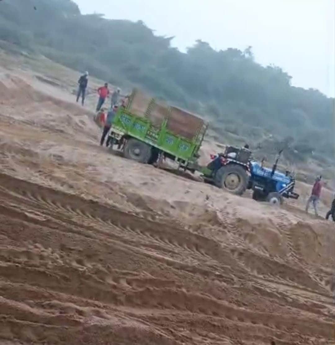 Sand Mafia Bhind: अवैध रेत खनन में लगे ट्रैक्टर-ट्रॉली