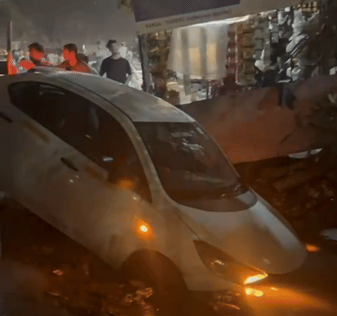 न बैरिकेडिंग थी, न चेतावनी का बोर्ड... नोएडा में अब सेक्&zwj;टर-70 के नाले में गिरी कार