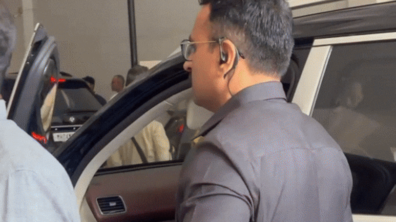 ब्लू शर्ट, आंखों पर गॉगल्स... RSS के कार्यक्रम में कुछ इस अंदाज में पहुंचे सलमान खान