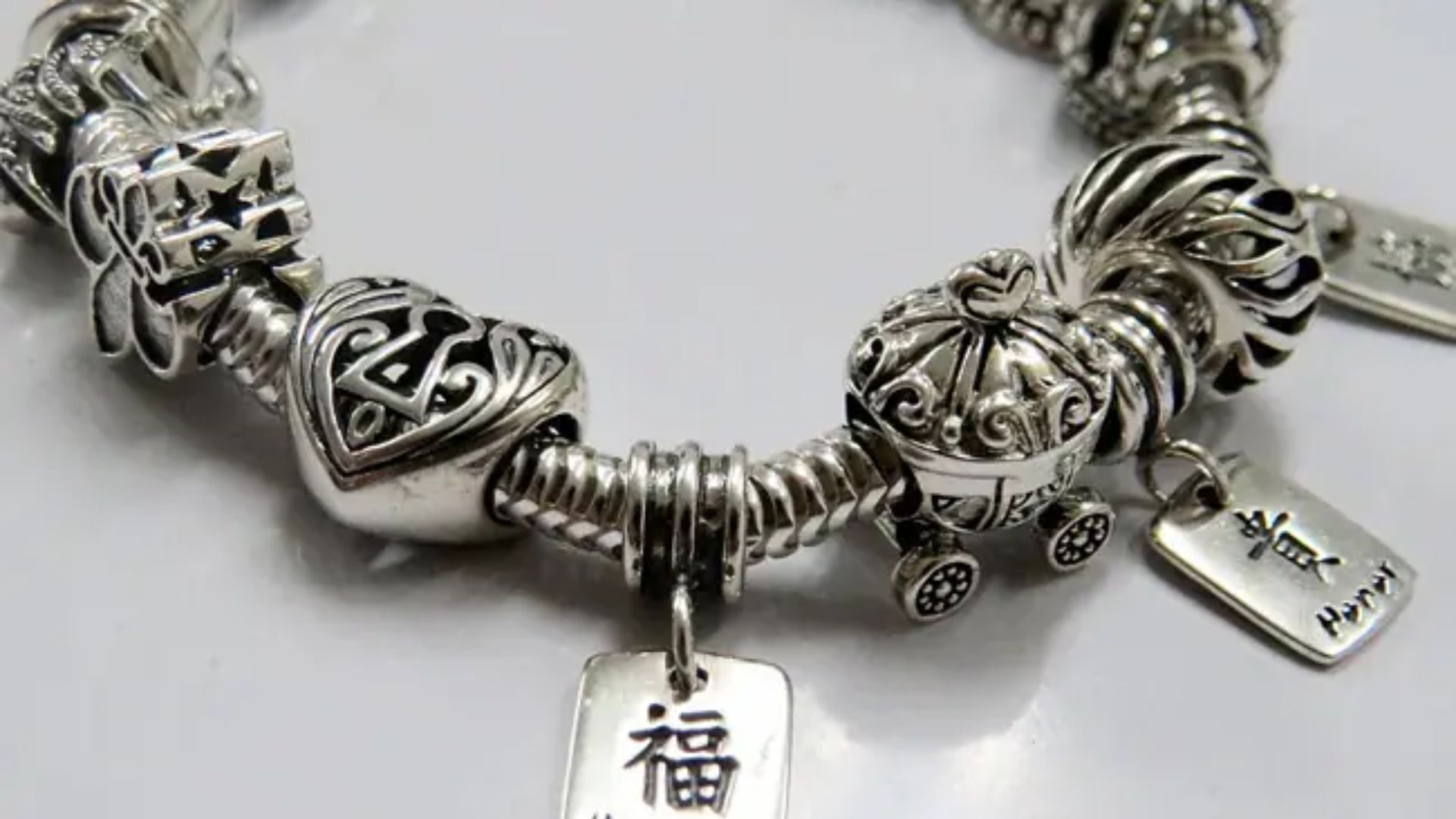 दुनिया में गहनों की सबसे बड़ी कंपनी में हाहाकार, आसमान छूते दामों के बाद चांदी की जूलरी से कर ली तौबा