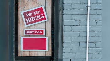 Job Hunt Starts With Good CV: Five AI Prompts That You Must Know