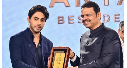 द बैड्*स ऑफ बॉलीवुड' के लिए आर्यन खान ने जीता बेस्ट डेब्यू डायरेक्टर ऑफ द ईयर अवॉर्ड, महाराष्ट्र  CM देवेंद्र फडणवीस के हाथों हुए सम्मानित