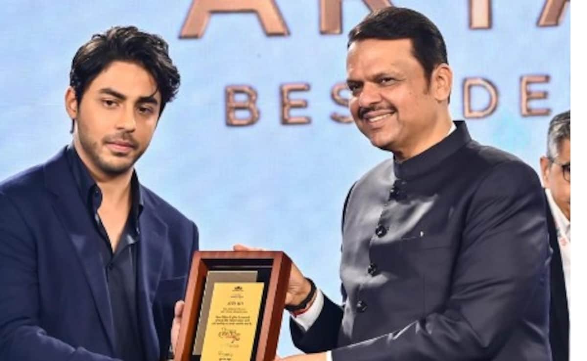 द बैड्*स ऑफ बॉलीवुड' के लिए आर्यन खान ने जीता बेस्ट डेब्यू डायरेक्टर ऑफ द ईयर अवॉर्ड, महाराष्ट्र  CM देवेंद्र फडणवीस के हाथों हुए सम्मानित