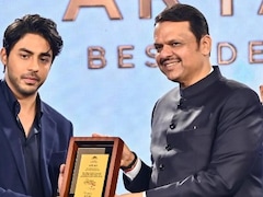 द बैड्*स ऑफ बॉलीवुड' के लिए आर्यन खान ने जीता बेस्ट डेब्यू डायरेक्टर ऑफ द ईयर अवॉर्ड, महाराष्ट्र  CM देवेंद्र फडणवीस के हाथों हुए सम्मानित