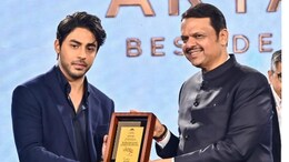 द बैड्*स ऑफ बॉलीवुड' के लिए आर्यन खान ने जीता बेस्ट डेब्यू डायरेक्टर ऑफ द ईयर अवॉर्ड, महाराष्ट्र  CM देवेंद्र फडणवीस के हाथों हुए सम्मानित