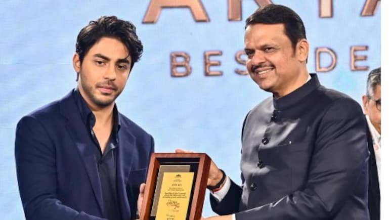 द बैड्*स ऑफ बॉलीवुड' के लिए आर्यन खान ने जीता बेस्ट डेब्यू डायरेक्टर ऑफ द ईयर अवॉर्ड, महाराष्ट्र  CM देवेंद्र फडणवीस के हाथों हुए सम्मानित