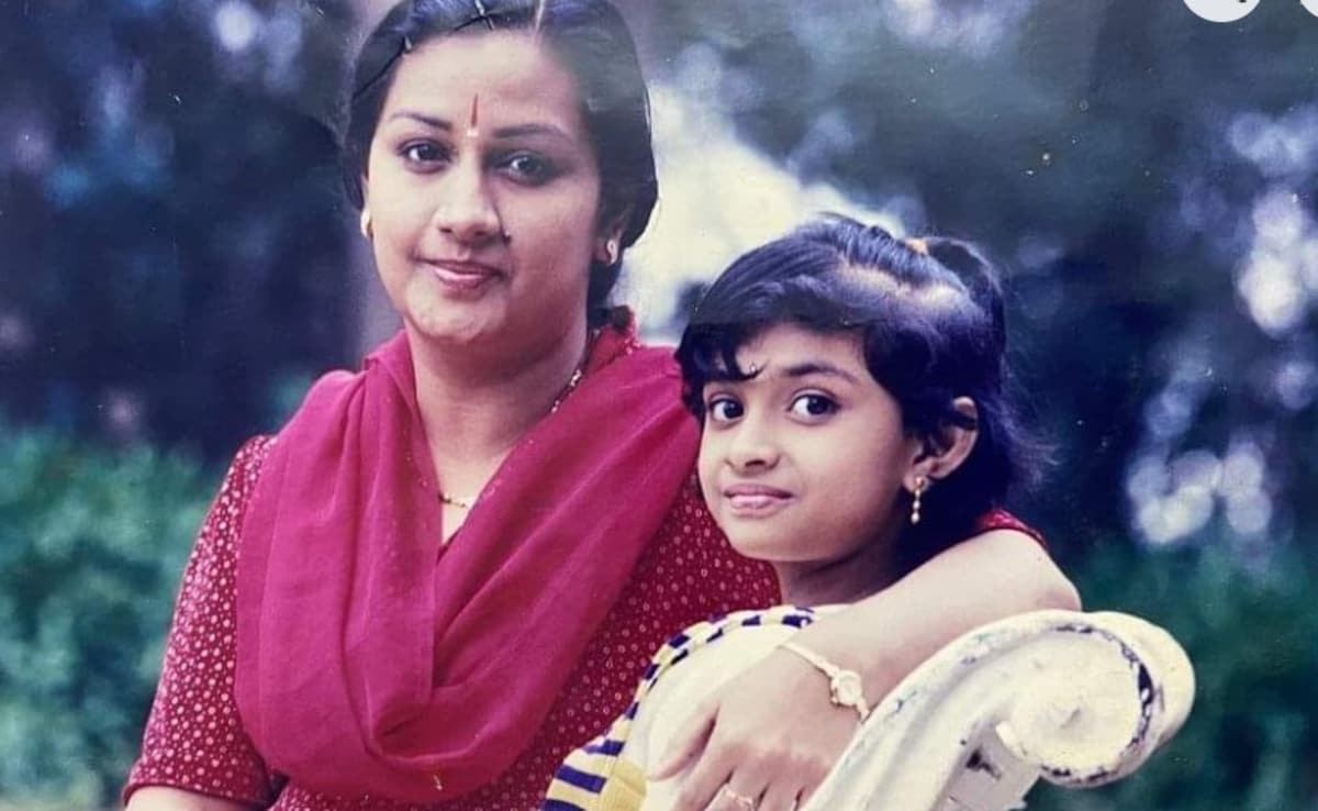 मम्मी के साथ दिख रही यह बच्ची है सुपरस्टार, बाप और बेटे दोनों की बनी हीरोइन, एक फिल्म में तो बनी थी रेखा की मां, पहचाना ?