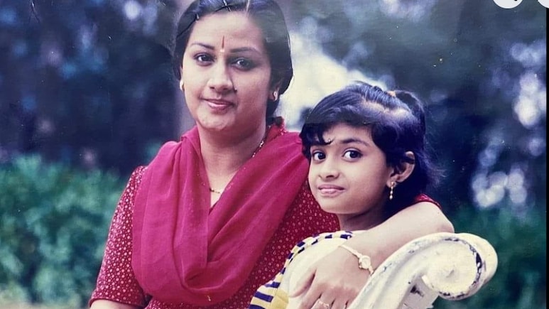 मम्मी के साथ दिख रही यह बच्ची है सुपरस्टार, बाप और बेटे दोनों की बनी हीरोइन, एक फिल्म में तो बनी थी रेखा की मां, पहचाना ?