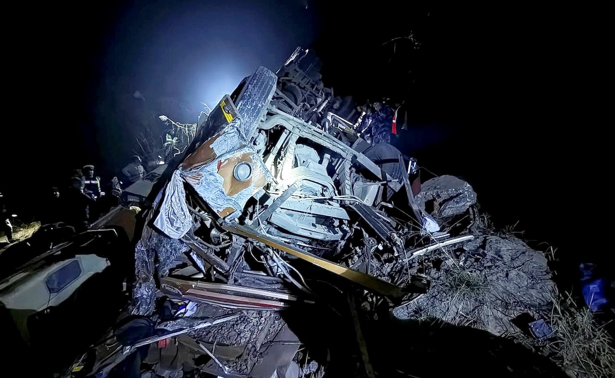 नेपाल के धाडिंग में बस गिरने से दर्दनाक हादसा, 18 लोगों की मौत, 25 घायल