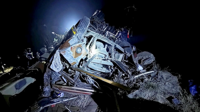 नेपाल के धाडिंग में बस गिरने से दर्दनाक हादसा, 18 लोगों की मौत, 25 घायल