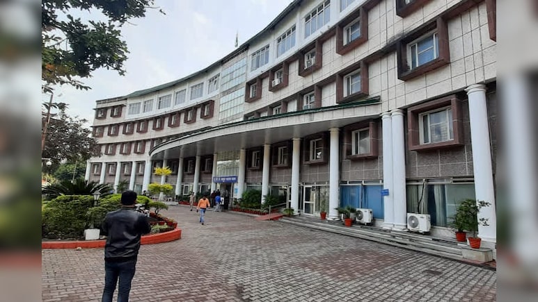 उत्तराखंड में अब सरकारी कर्मियों से बदतमीजी पड़ेगी भारी! दुर्व्यवहार पर दर्ज होगी FIR, आरोपी होंगे ब्लैकलिस्ट