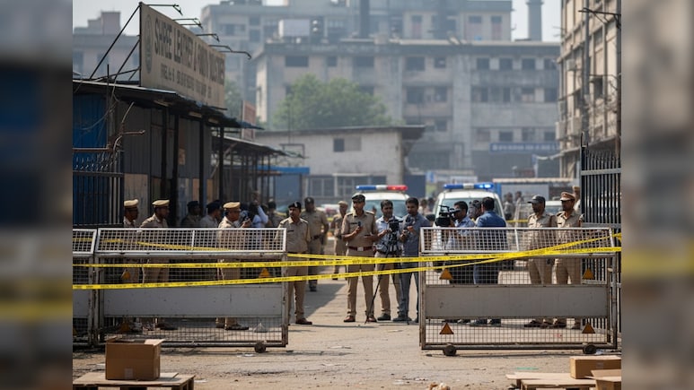 दिल्ली के नरेला में फैक्ट्री मालिक की सरेआम हत्या से सनसनी, पुरानी रंजिश का शक! क्&zwj;या CCTV फुटेज खोलेगा राज?