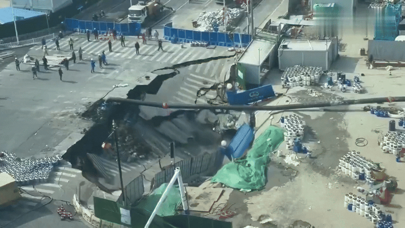 अचानक धंसी सड़क, चंद सेकंडों में खुल गया पाताल का दरवाजा, चीन से सामने आया खौफनाक VIDEO