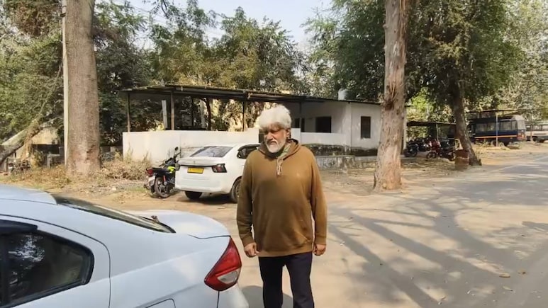 Rajasthan: 2 माह 11 दिन बाद जेल से बाहर आए विक्रम भट्ट, सबसे पहले शिव मंदिर में टेका माथा