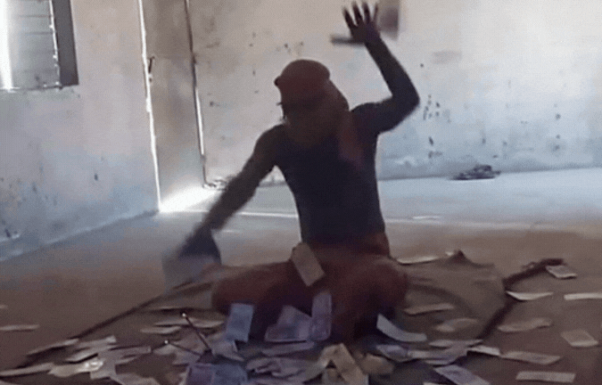 VIDEO: तांत्रिक ने हिलाए हाथ, होने लगी नोटों की बारिश! छत्तीसगढ़ में ठगी और लूट का अजीब मामला