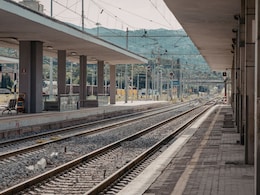 Shocking: विद्युत खांबाला लटकलेला तरुण.. रेल्वे स्टेशनवर भयंकर दृश्य, परिसरात खळबळ, नेमकं काय घडलं?