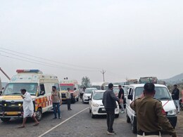 आगर मालवा में भीषण सड़क हादसा: एक महिला की मौत, 14 लोग घायल, मारुति वैन और कार की आमने-सामने भिड़ंत