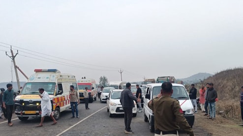 आगर मालवा में भीषण सड़क हादसा: एक महिला की मौत, 14 लोग घायल, मारुति वैन और कार की आमने-सामने भिड़ंत