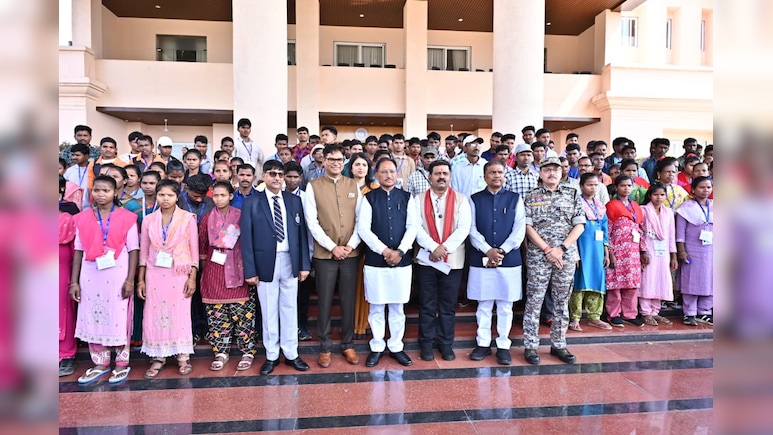 छत्तीसगढ़ विधानसभा में पहुंचे सरेंडर कर चुके 120 नक्&zwj;सली, &lsquo;गन&rsquo;तंत्र छोड़कर लोकतंत्र की प्रक्रिया को समझा