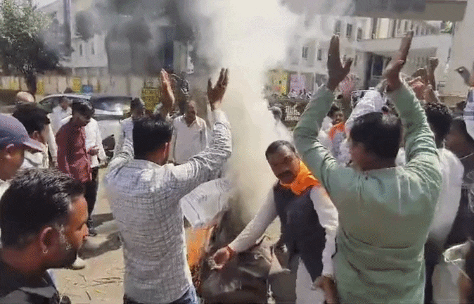 किसानों ने किया कलेक्ट्रेट का घेराव, एडीएम का फूंका पुतला; 1100 गांव में चक्काजाम की चेतावनी