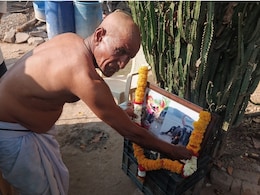 बैल 'खंड्या' की मौत पर भावुक किसान ने मुंडवाया सिर, तेरहवीं पर ग्रामीणों को दिया भोज