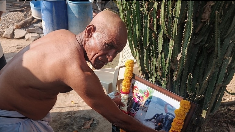 बैल 'खंड्या' की मौत पर भावुक किसान ने मुंडवाया सिर, तेरहवीं पर ग्रामीणों को दिया भोज