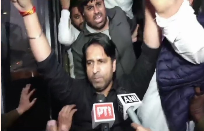 राहुल गांधी के आवास के बाहर बीजेपी कार्यकर्ताओं का प्रदर्शन, AI समिट में हंगामे का कर रहे हैं विरोध