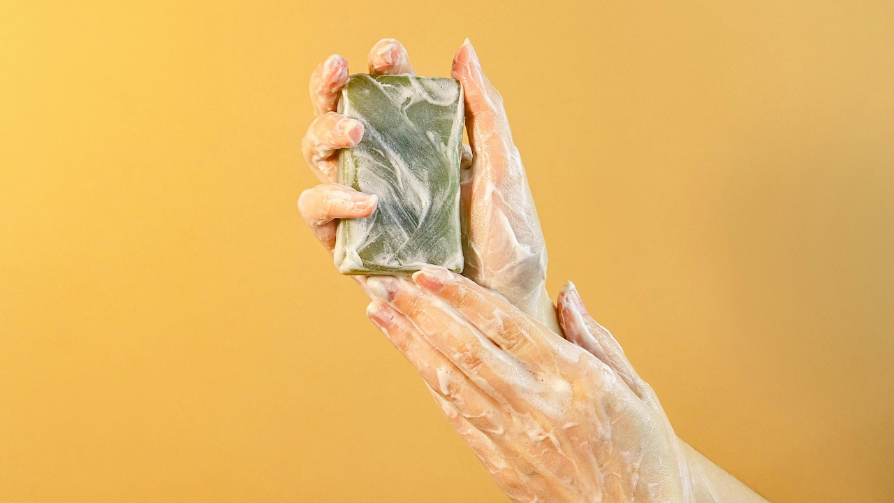 Here Is A List Of 5 Best Moisturising Soaps For Winter Dryness That Won't Leave Skin Tight.