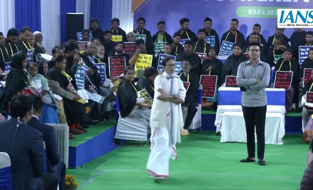 बंगाल के आई कई लोगों के साथ ममता बनर्जी ने अपनी बातें रखी.