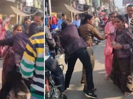 पुलिस के सामने ही महिला वकील और महिलाओं के बीच चले लात-घूंसे- Video