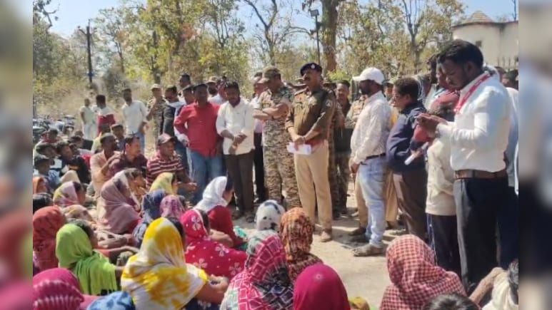 टीआई ने जनपद सदस्य से की गाली‑गलौज! आदिवासी समाज का फूटा गुस्सा, थाने के सामने किया प्रदर्शन