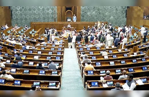 Parliament LIVE: लोकसभा की कार्यवाही फिर चढ़ी हंगामे की भेंट, मंगलवार सुबह 11 बजे तक के लिए स्‍थगित