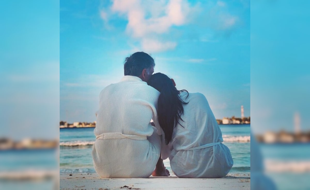 26 साल छोटी पत्नी के साथ 55 KM साइकिल चलाकर 3000 फीट पर चढ़ा ये एक्टर, 60 की उम्र में भी तूफानी फिटनेस