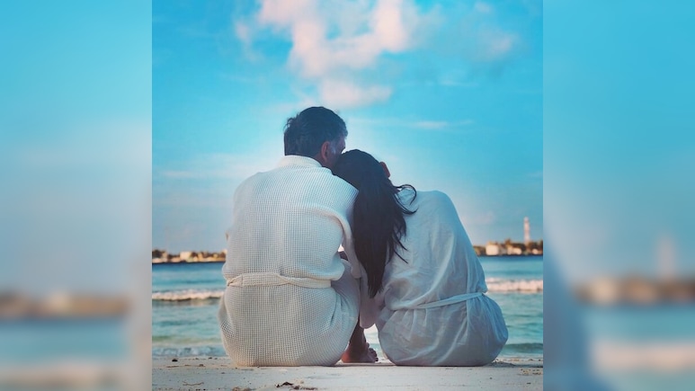 26 साल छोटी पत्नी के साथ 55 KM साइकिल चलाकर 3000 फीट पर चढ़ा ये एक्टर, 60 की उम्र में भी तूफानी फिटनेस