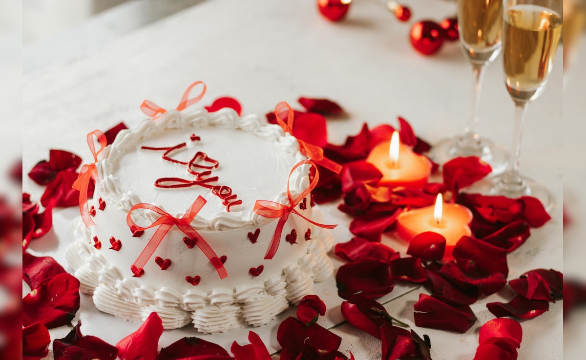 Valentine's Day 2026: वैलेंटाइन डे के दिन घर पर ऐसे बनाएं रेड वेलवेट केक, दोगुना हो जाएगा आपका प्&zwj;यार