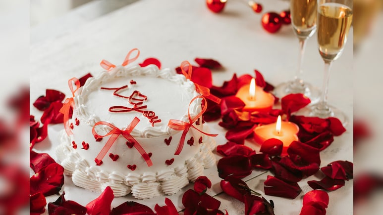 Valentine's Day 2026: वैलेंटाइन डे के दिन घर पर ऐसे बनाएं रेड वेलवेट केक, दोगुना हो जाएगा आपका प्&zwj;यार