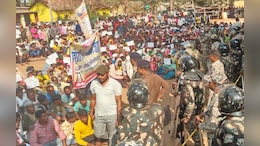 नक्सल प्रभवित 68 गांव के लोगों ने किया चक्काजाम; बोले- शिक्षा, स्वास्थ्य जैसी बुनियादी सुविधाएं भी नहीं&nbsp;