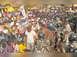 नक्सल प्रभवित 68 गांव के लोगों ने किया चक्काजाम; बोले- शिक्षा, स्वास्थ्य जैसी बुनियादी सुविधाएं भी नहीं&nbsp;