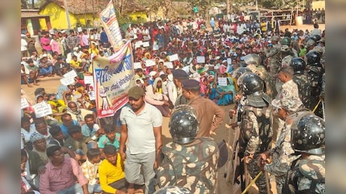 नक्सल प्रभवित 68 गांव के लोगों ने किया चक्काजाम; बोले- शिक्षा, स्वास्थ्य जैसी बुनियादी सुविधाएं भी नहीं&nbsp;