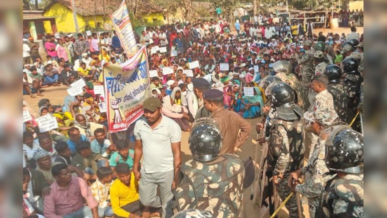 नक्सल प्रभवित 68 गांव के लोगों ने किया चक्काजाम; बोले- शिक्षा, स्वास्थ्य जैसी बुनियादी सुविधाएं भी नहीं&nbsp;