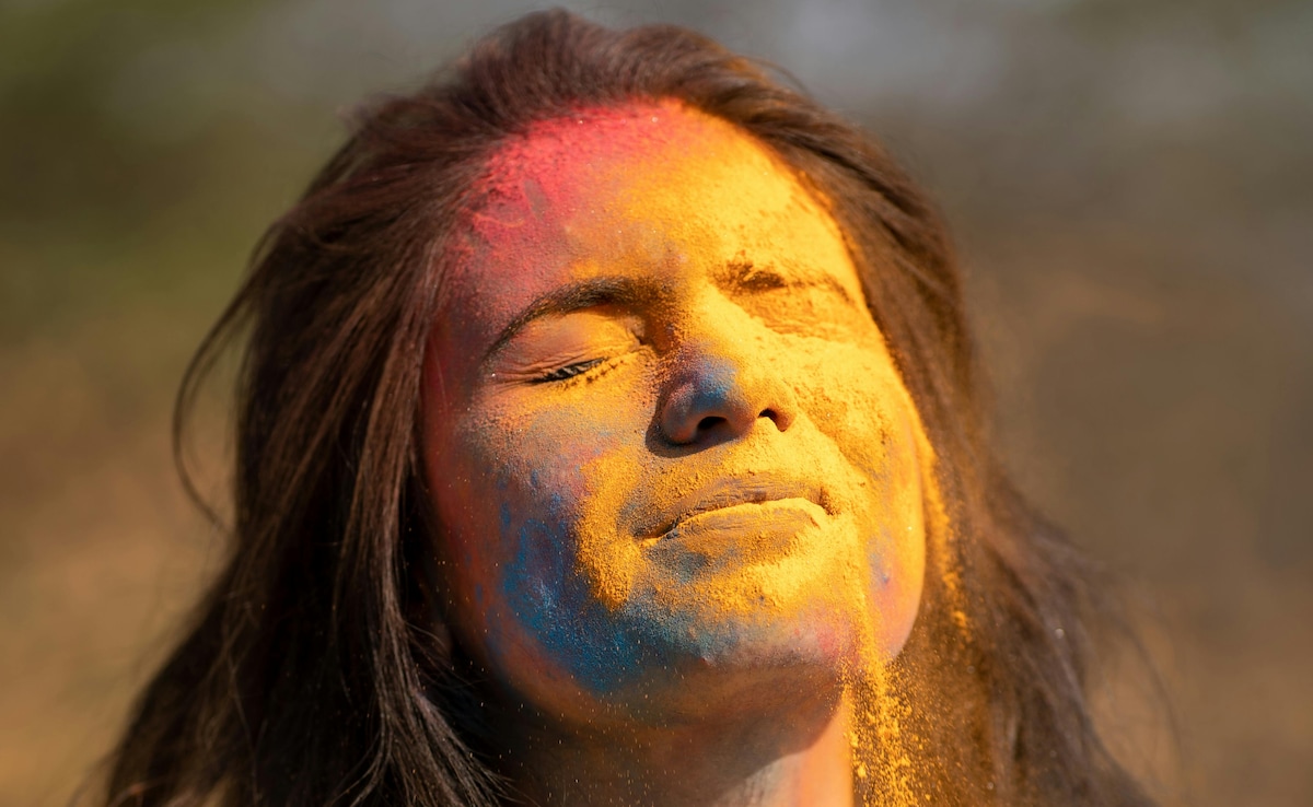 Holi 2026: इस होली लगाएं टेसू के फूलों से बना हर्बल गुलाल, घर पर आसानी से करें तैयार, DIY Herbal Gulal