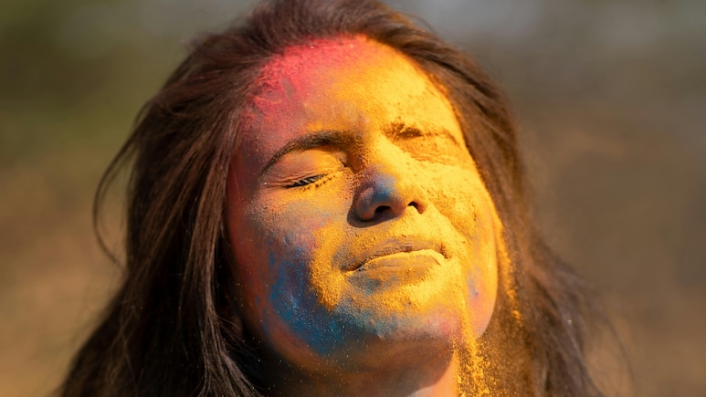 Holi 2026: इस होली लगाएं टेसू के फूलों से बना हर्बल गुलाल, घर पर आसानी से करें तैयार, DIY Herbal Gulal