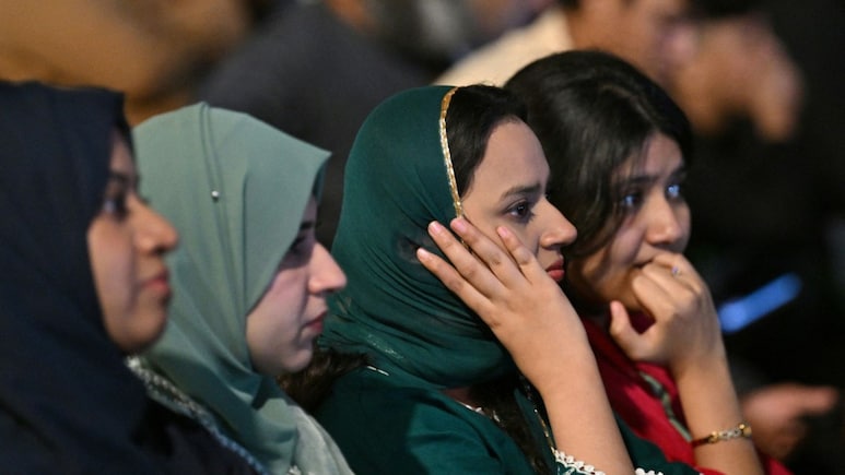 पाकिस्तान की अवाम पर डबल अटैक वाली रात! इधर टीम इंडिया ने धोया, उधर अपनी सरकार ने ही फिल्डिंग सेट कर दी