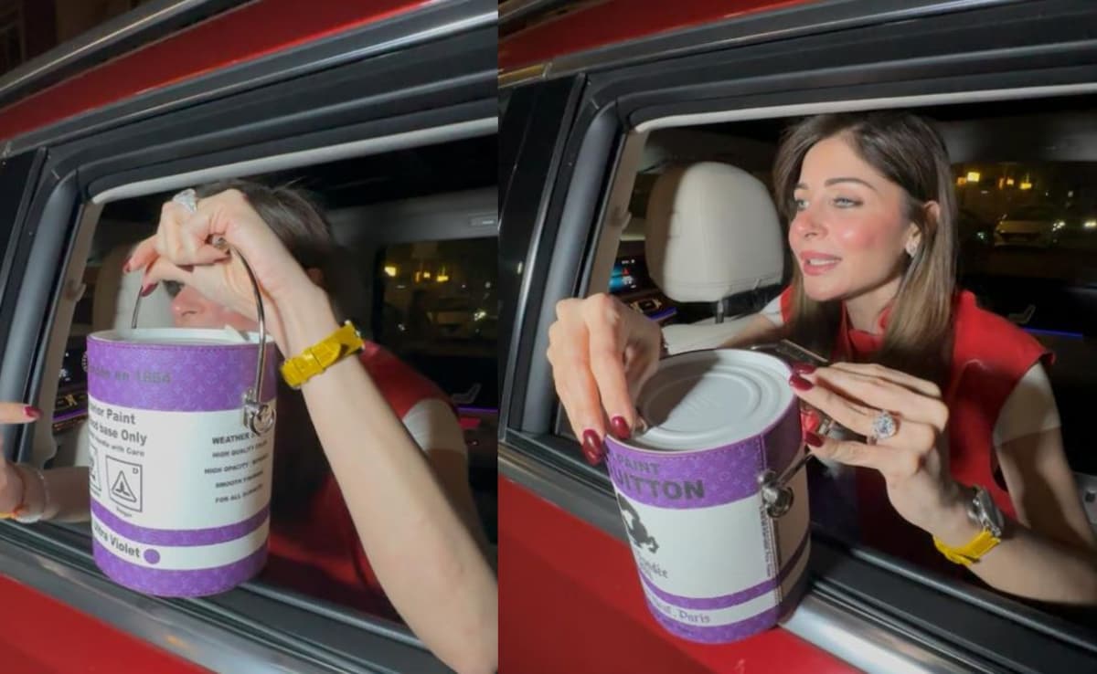 Kanika Kapoor gets trolled for carrying a Rs 1.9 Lakh LV bag. Photo: Varinder Chawala Kanika Kapoor gets trolled for carrying a Rs 1.9 Lakh LV bag. Photo: Varinder Chawala