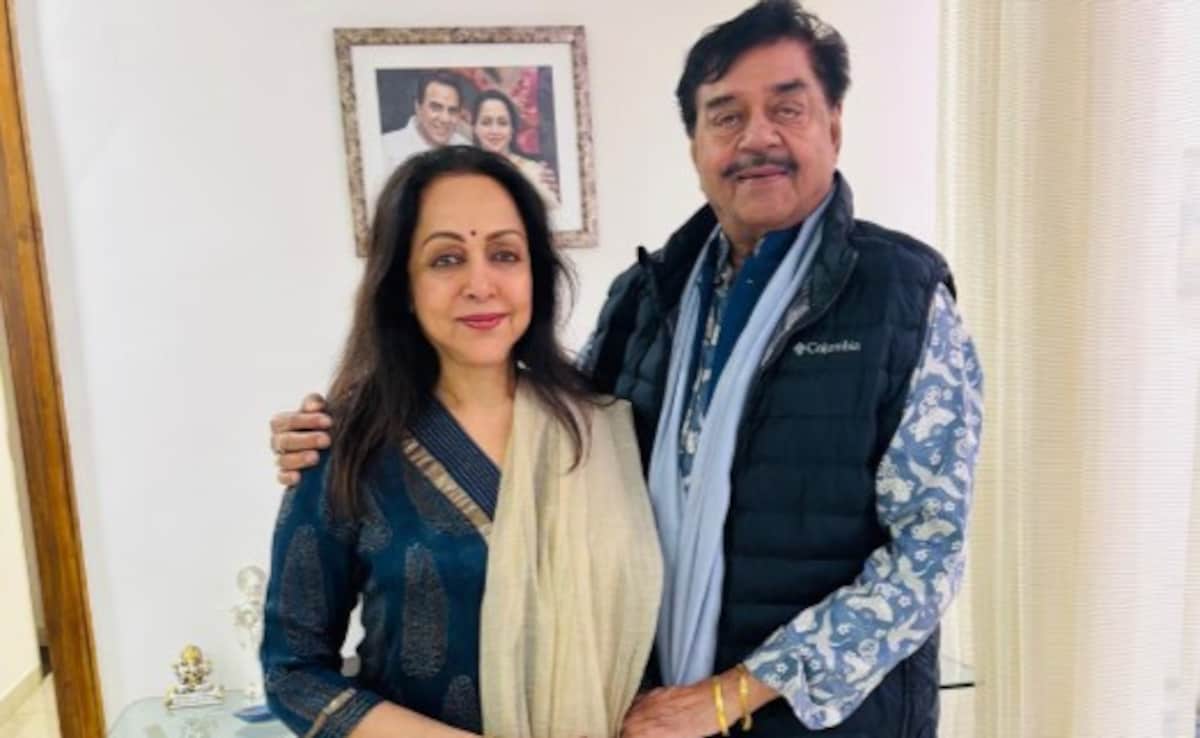 Shatrughan Sinha Visits Hema Malini's New Delhi Home, Dharmendra's Photo Frame Adds An Emotional Touch