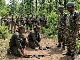 छत्तीसगढ़ में 15 नक्सलियों ने किया सरेंडर, इनमें 9 महिला, 6 पुरुष;&nbsp;AK47 और इंसास जैसे हथियार भी पुलिस को सौंपे&nbsp;