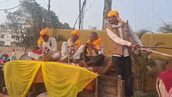 एक शादी ऐसी भी! न डीजे की धुन पर डांस और न लग्जरी कारें,  दूल्हा 22 बैलगाड़ियों से बारात लेकर पहुंचा