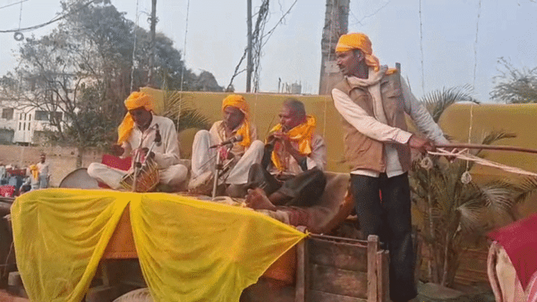 न डीजे,  न लग्जरी कारें, न आतिशबाजी... बिहार का ये दूल्हा 22 बैलगाड़ियों से बारात लेकर पहुंचा