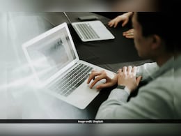 खराब तबीयत में भी लैपटॉप पर उंगलियां चलाता मर गया चीन का युवक, मौत के 8 घंटे बाद भी फोन पर मिलता रहा काम