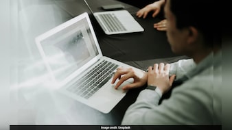 खराब तबीयत में भी लैपटॉप पर उंगलियां चलाता मर गया चीन का युवक, मौत के 8 घंटे बाद भी फोन पर मिलता रहा काम